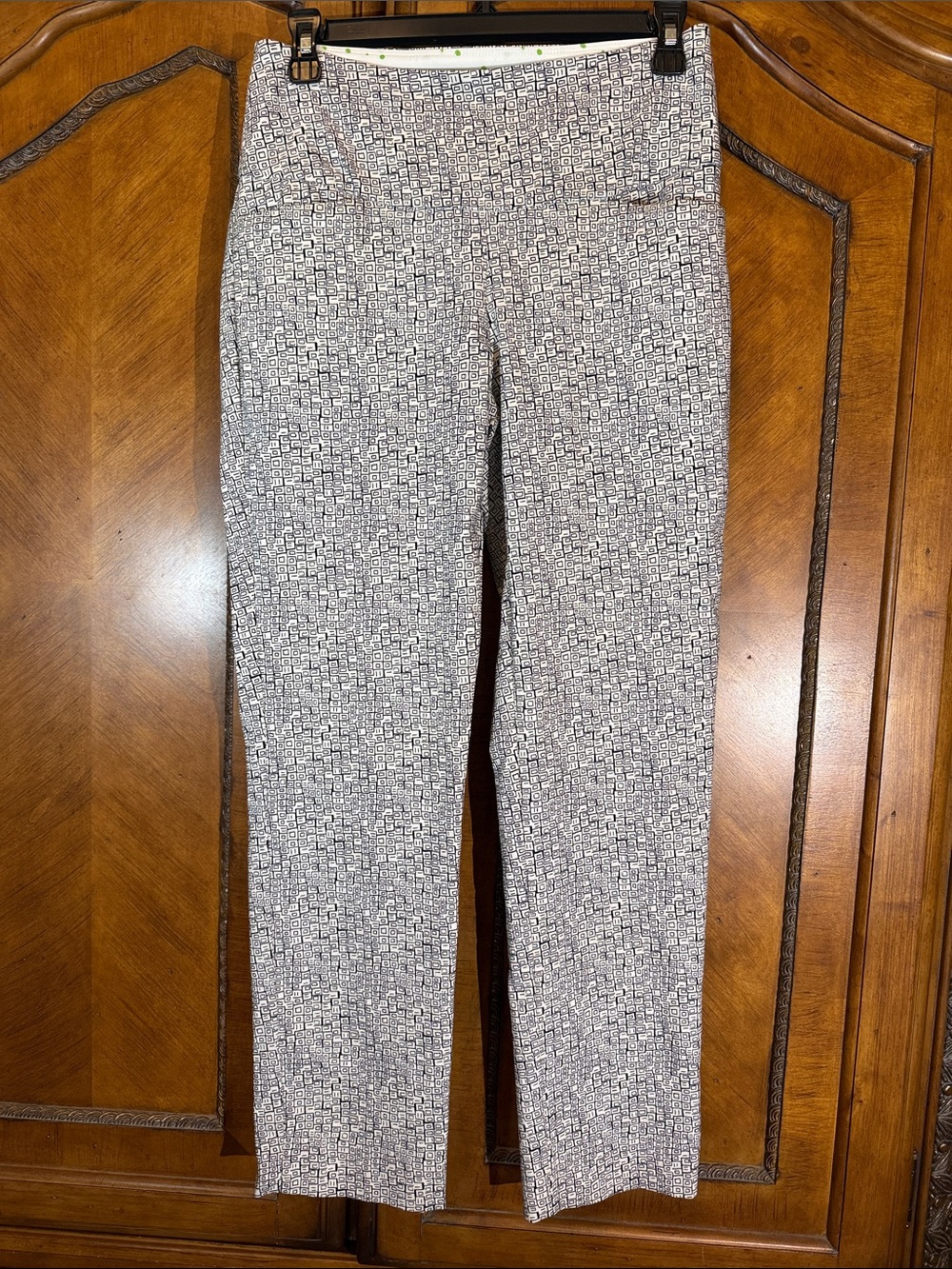 Printed Slim Leg Women’s Pants - Black & White size 6